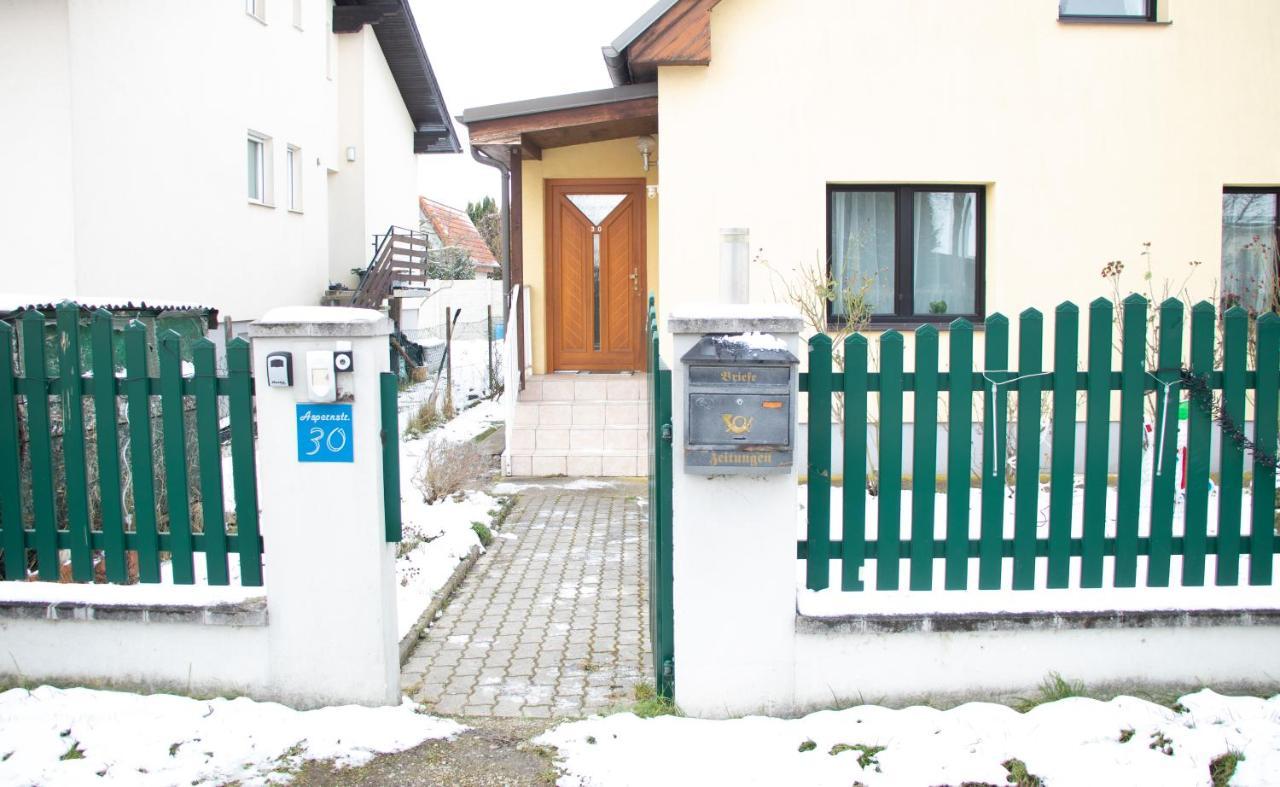 Small-Comfy Guest House In Donaustadt Garden - Not Shared! 비엔나 외부 사진
